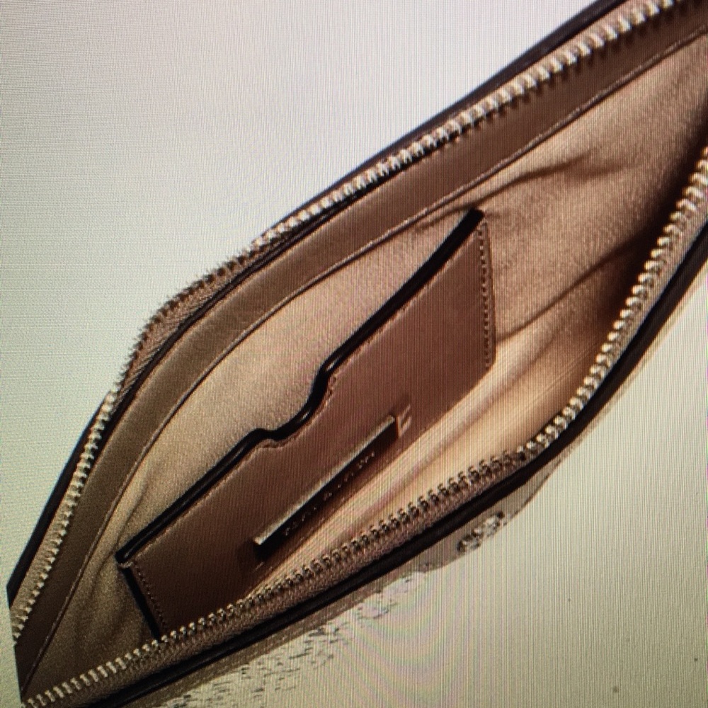 🎁NWT TORY BURCH SEQUINED WRISTLET 🎁 - Picture 5 of 6